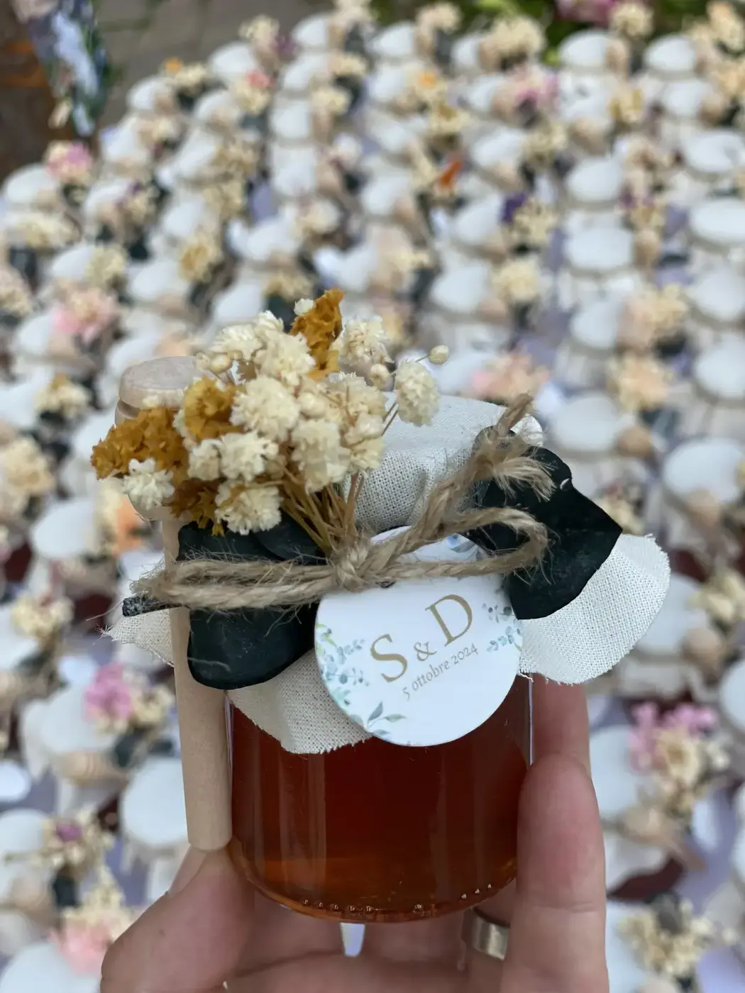 Bomboniere con vasetti di miele e fiori secchi