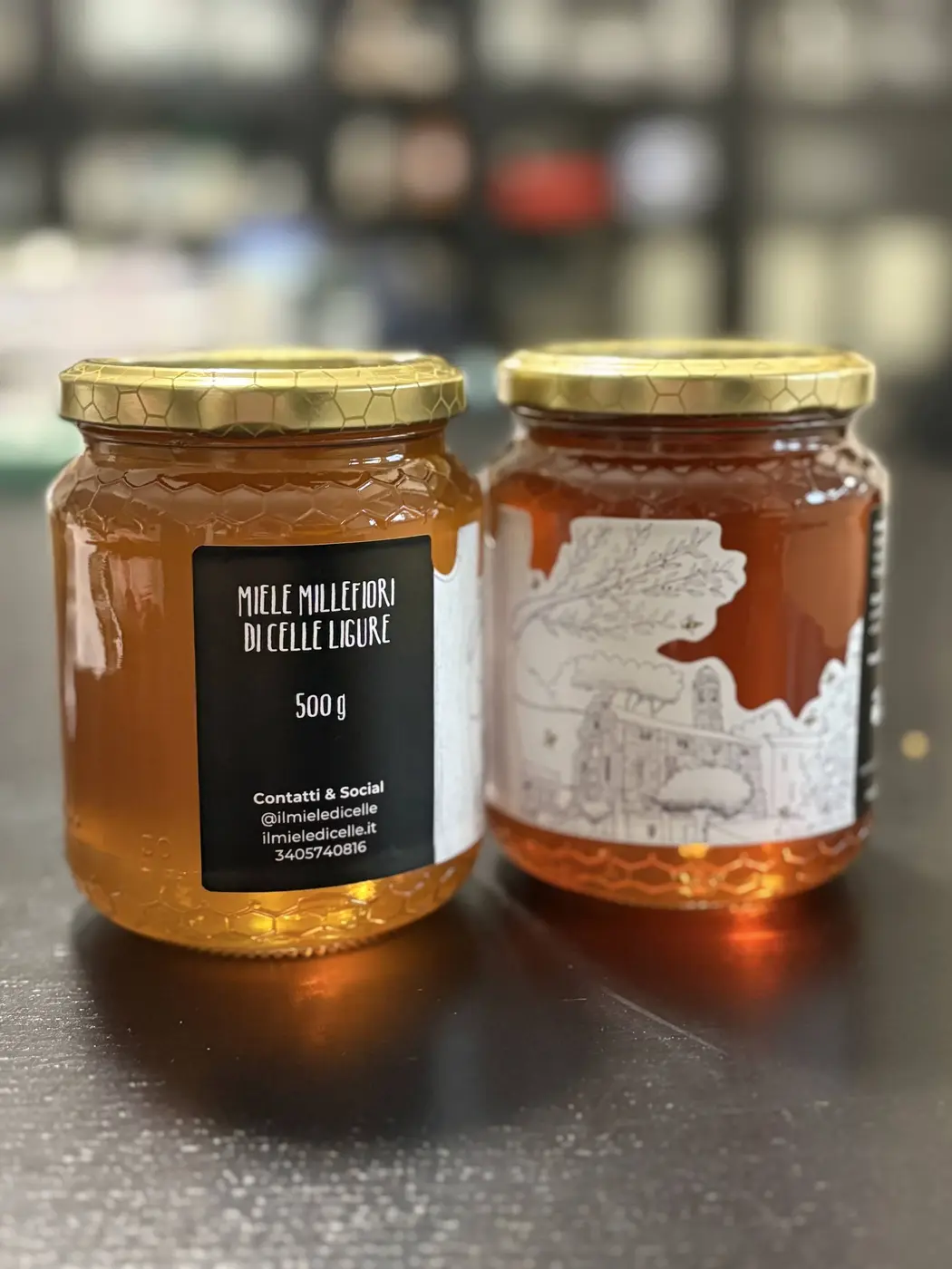 Vasetto di miele all'aperto